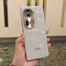 Oppo Reno 11 Pro+ in hand